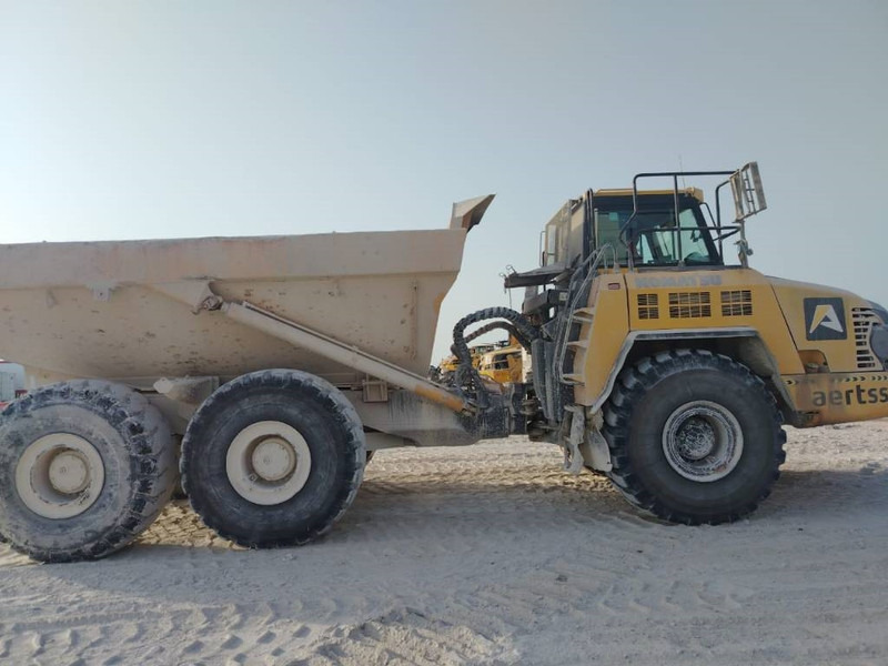 Komatsu HM400-3R (4 pieces available in Abu Dhabi) - Csuklós dömper: 2 kép. Komatsu HM400-3R (4 pieces available in Abu Dhabi) - Csuklós dömper: 2 kép.