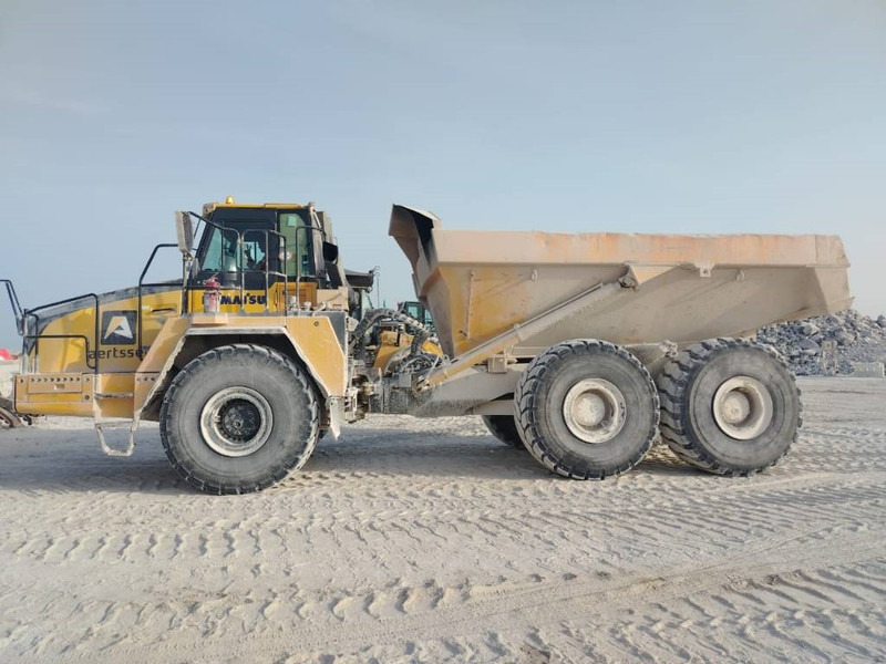 Komatsu HM400-3R (4 pieces available in Abu Dhabi) - Csuklós dömper: 1 kép. Komatsu HM400-3R (4 pieces available in Abu Dhabi) - Csuklós dömper: 1 kép.