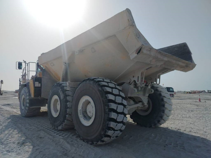 Komatsu HM400-3R (4 pieces available in Abu Dhabi) - Csuklós dömper: 4 kép. Komatsu HM400-3R (4 pieces available in Abu Dhabi) - Csuklós dömper: 4 kép.