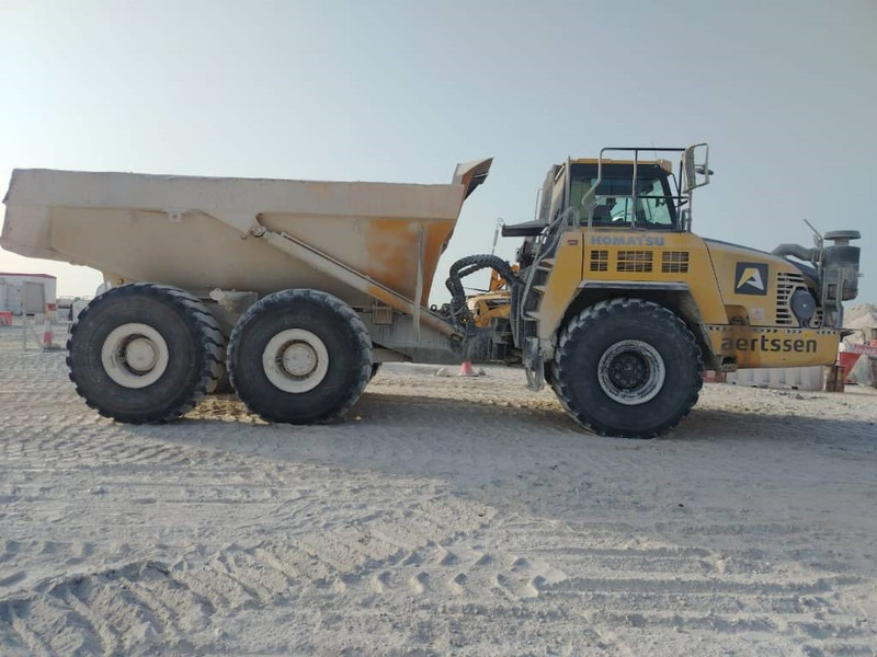 Komatsu HM400-3R (4 pieces available in Abu Dhabi) - Csuklós dömper: 2 kép. Komatsu HM400-3R (4 pieces available in Abu Dhabi) - Csuklós dömper: 2 kép.