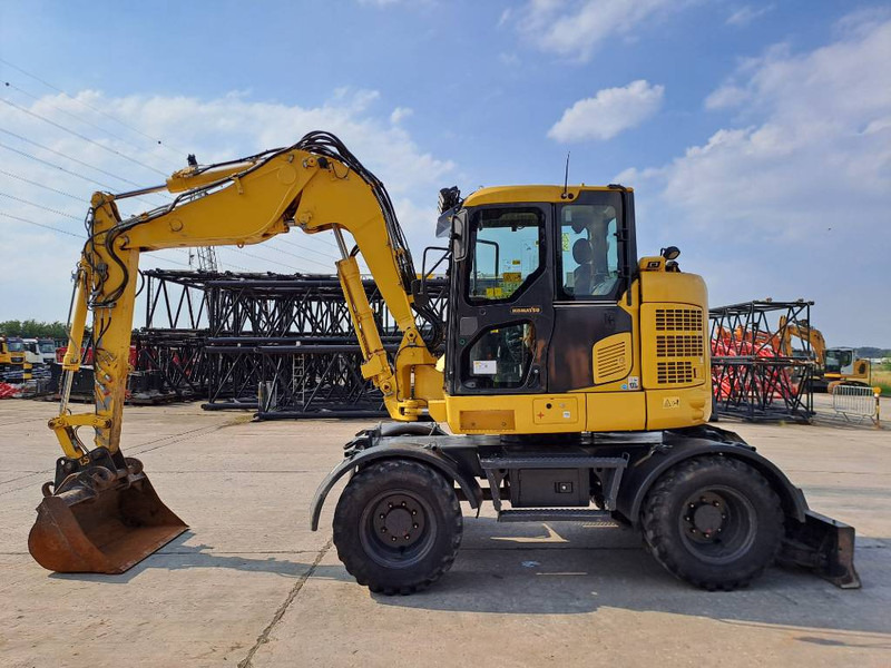 Komatsu PW118MR-11 - Gumikerekes kotró: 1 kép. Komatsu PW118MR-11 - Gumikerekes kotró: 1 kép.