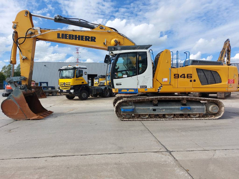 Liebherr R946 LC (Lifting Cab) - Lánctalpas kotró: 1 kép. Liebherr R946 LC (Lifting Cab) - Lánctalpas kotró: 1 kép.
