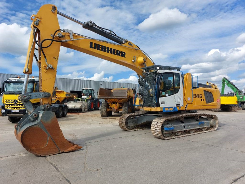 Liebherr R946 LC (Lifting Cab) - Lánctalpas kotró: 3 kép. Liebherr R946 LC (Lifting Cab) - Lánctalpas kotró: 3 kép.