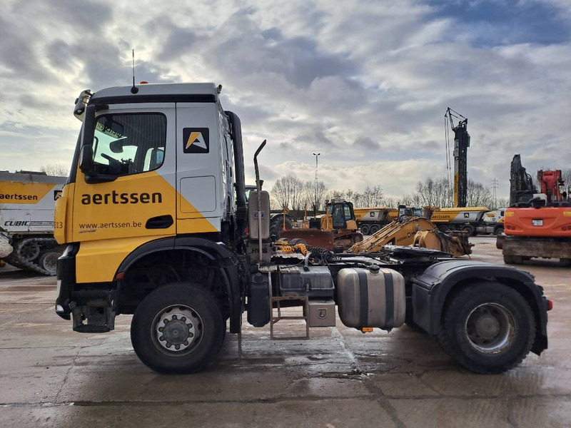 Mercedes-Benz Arocs 2045 - Nyergesvontató: 2 kép. Mercedes-Benz Arocs 2045 - Nyergesvontató: 2 kép.