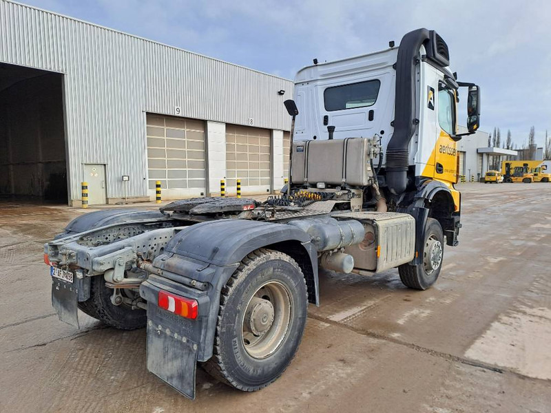 Mercedes-Benz Arocs 2045 - Nyergesvontató: 5 kép. Mercedes-Benz Arocs 2045 - Nyergesvontató: 5 kép.