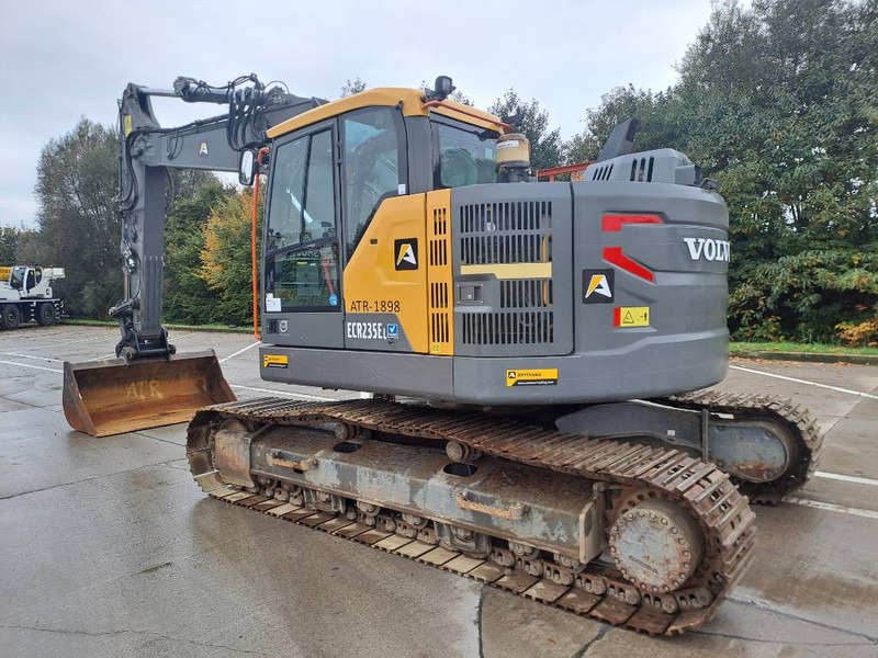 Volvo ECR 235 E - Lánctalpas kotró: 2 kép. Volvo ECR 235 E - Lánctalpas kotró: 2 kép.