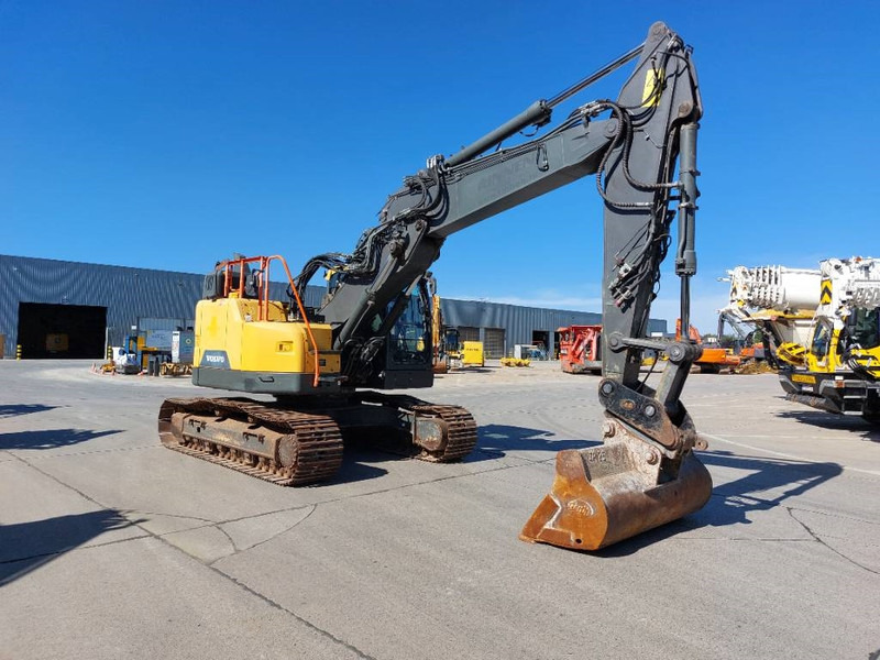 Volvo ECR 235 EL - Lánctalpas kotró: 3 kép. Volvo ECR 235 EL - Lánctalpas kotró: 3 kép.