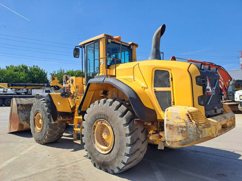 Volvo L180G - Gumikerekes homlokrakodó: 2 kép. Volvo L180G - Gumikerekes homlokrakodó: 2 kép.