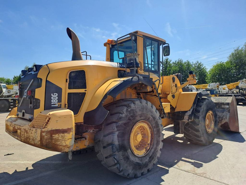 Volvo L180G - Gumikerekes homlokrakodó: 4 kép. Volvo L180G - Gumikerekes homlokrakodó: 4 kép.