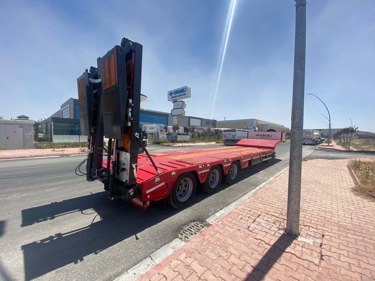 Lowbed Sinan Trailer Lowbed 3 axle - Félpótkocsi mélybölcsős: 2 kép. Lowbed Sinan Trailer Lowbed 3 axle - Félpótkocsi mélybölcsős: 2 kép.