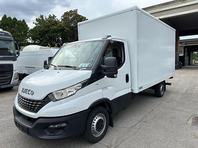 Iveco 35S16 - Dobozos kisteherautó: 2 kép. Iveco 35S16 - Dobozos kisteherautó: 2 kép.