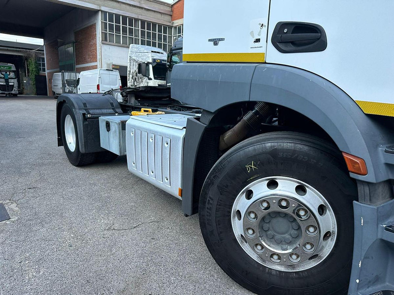 Mercedes-Benz Actros 1843 - Nyergesvontató: 4 kép. Mercedes-Benz Actros 1843 - Nyergesvontató: 4 kép.