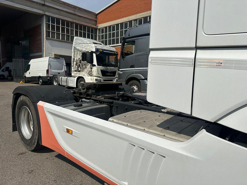 Mercedes-Benz Actros 1845 - Nyergesvontató: 4 kép. Mercedes-Benz Actros 1845 - Nyergesvontató: 4 kép.