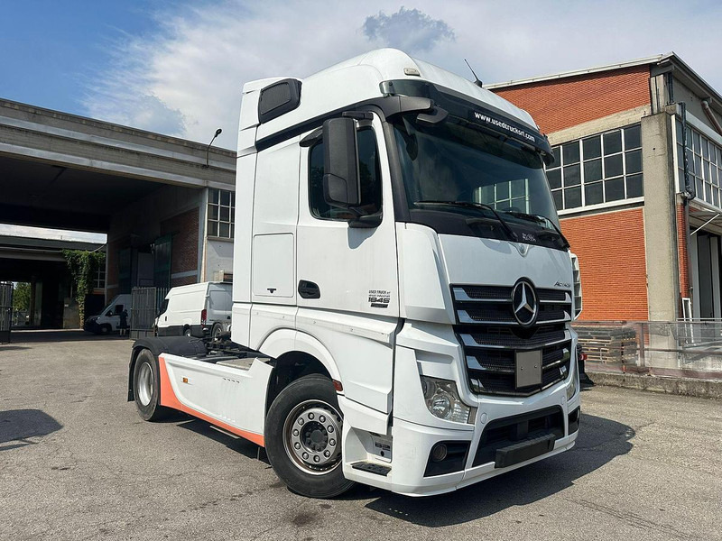 Mercedes-Benz Actros 1845 - Nyergesvontató: 3 kép. Mercedes-Benz Actros 1845 - Nyergesvontató: 3 kép.