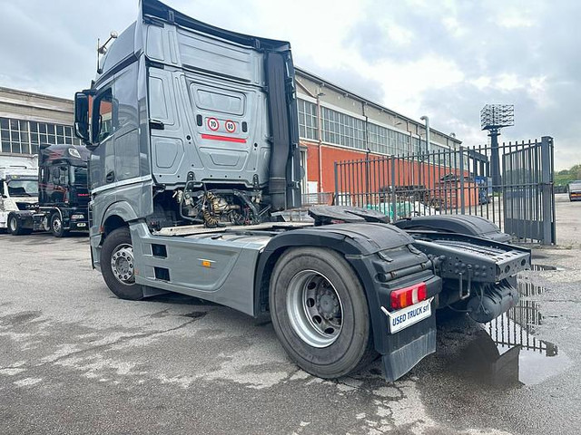 Mercedes-Benz Actros 1845 - Nyergesvontató: 3 kép. Mercedes-Benz Actros 1845 - Nyergesvontató: 3 kép.