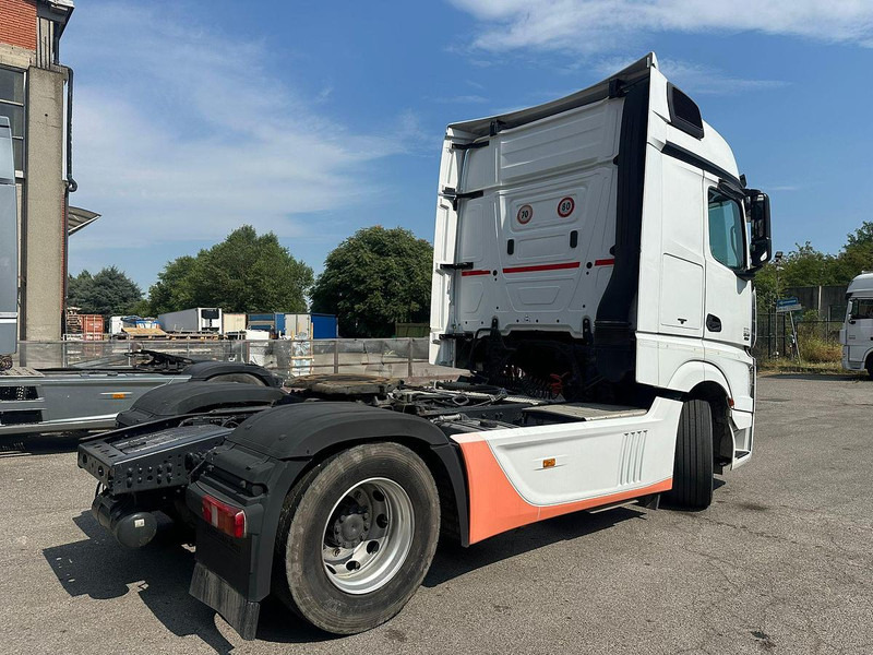 Mercedes-Benz Actros 1845 - Nyergesvontató: 2 kép. Mercedes-Benz Actros 1845 - Nyergesvontató: 2 kép.
