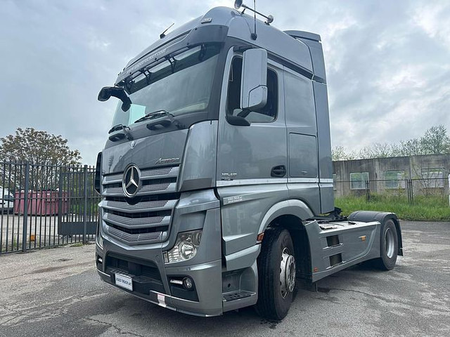 Mercedes-Benz Actros 1845 - Nyergesvontató: 1 kép. Mercedes-Benz Actros 1845 - Nyergesvontató: 1 kép.
