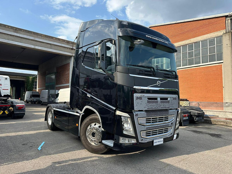 Volvo FH 460 - Nyergesvontató: 2 kép. Volvo FH 460 - Nyergesvontató: 2 kép.