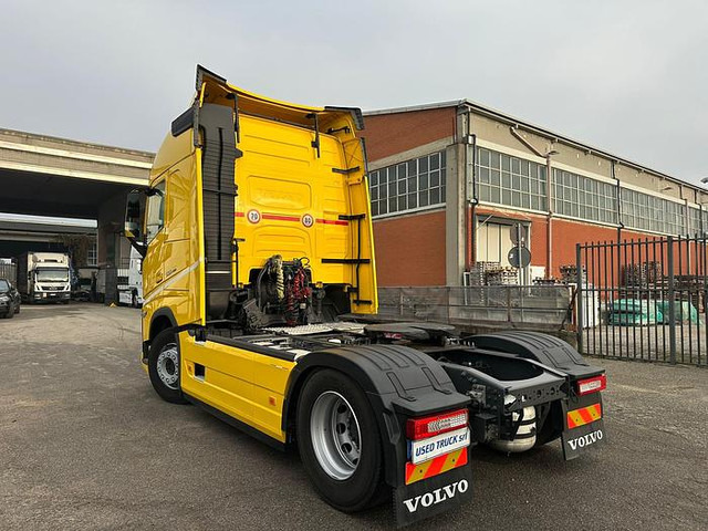 Volvo FH500 - Nyergesvontató: 2 kép. Volvo FH500 - Nyergesvontató: 2 kép.