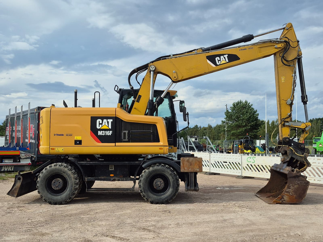 CATERPILLAR M316F EPA - Gumikerekes kotró: 4 kép. CATERPILLAR M316F EPA - Gumikerekes kotró: 4 kép.