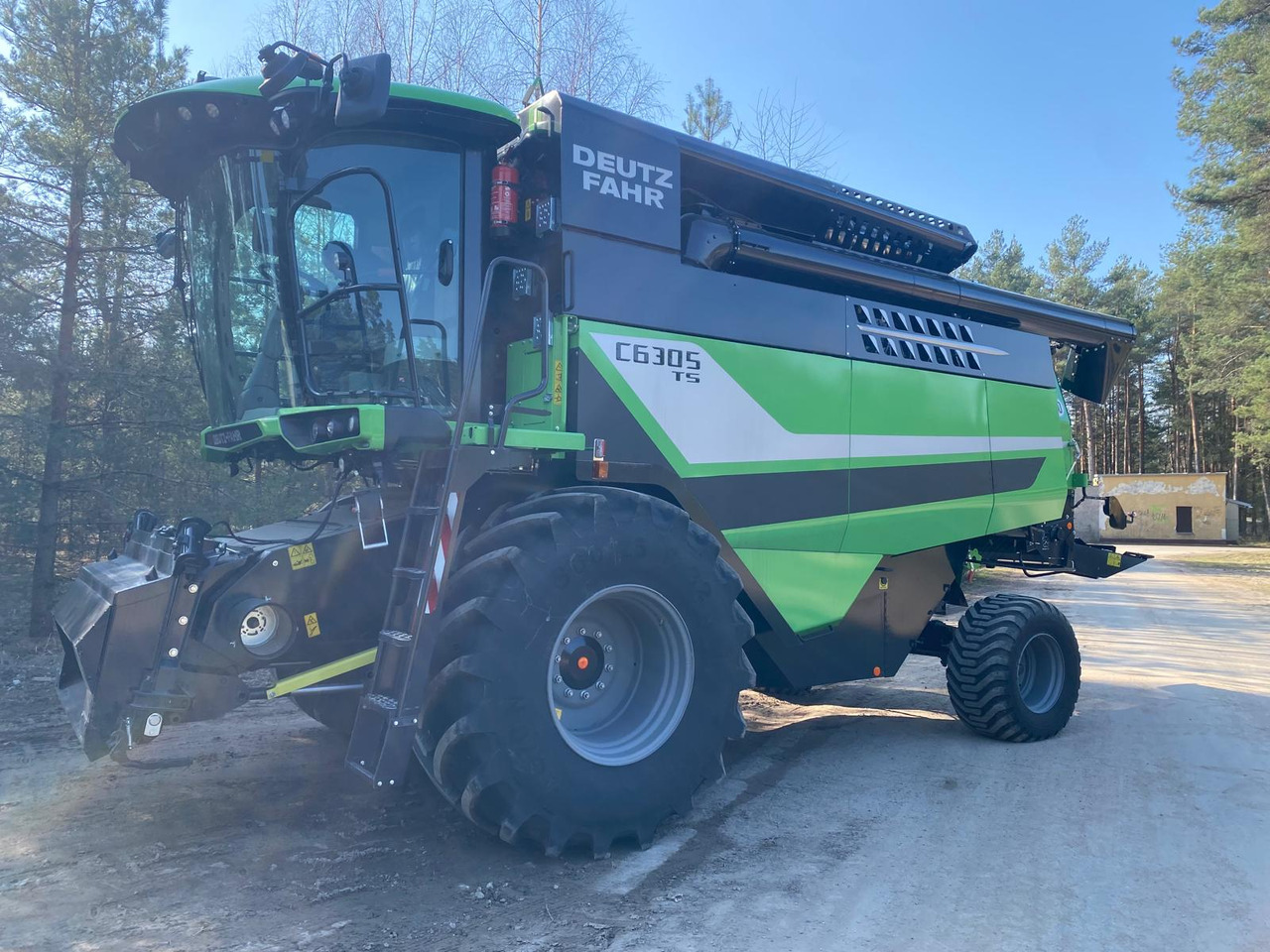 DEUTZ FAHR C6305 TS with DH630R NEW/UNUSED - Betakarító gép: 1 kép. DEUTZ FAHR C6305 TS with DH630R NEW/UNUSED - Betakarító gép: 1 kép.