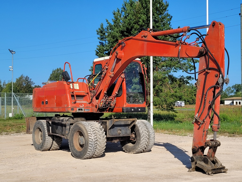 FURUKAWA W725 LS - Gumikerekes kotró: 3 kép. FURUKAWA W725 LS - Gumikerekes kotró: 3 kép.