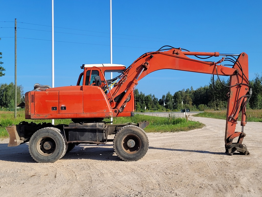 FURUKAWA W725 LS - Gumikerekes kotró: 4 kép. FURUKAWA W725 LS - Gumikerekes kotró: 4 kép.