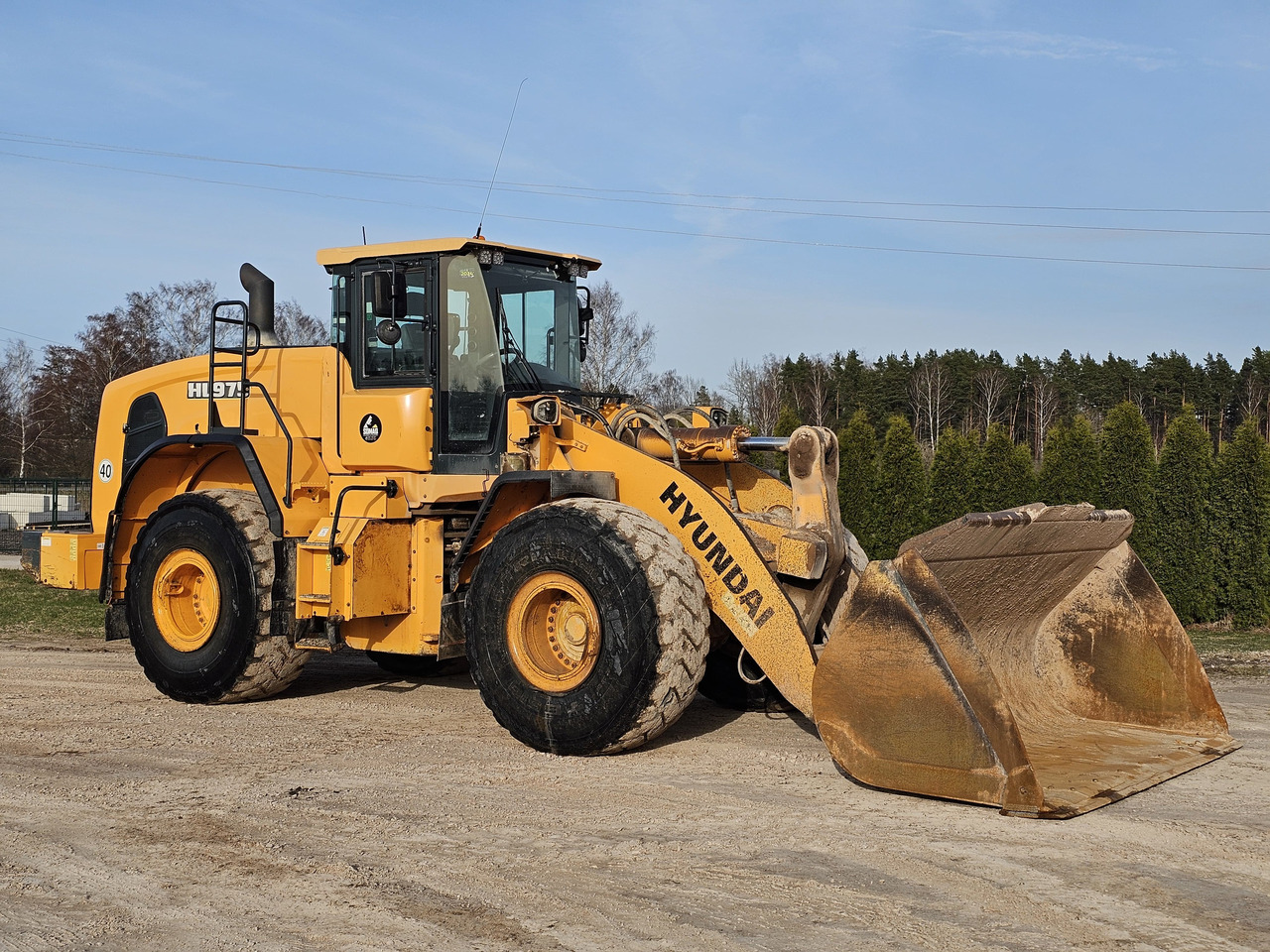HYUNDAI HL975 - Gumikerekes homlokrakodó: 4 kép. HYUNDAI HL975 - Gumikerekes homlokrakodó: 4 kép.