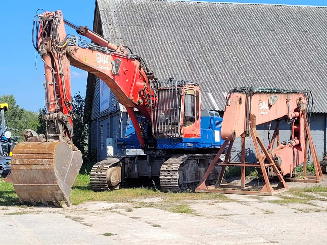 LIEBHERR R944B VH-HD. UHD boom and standart boom included. - Bontó kotrógép: 2 kép. LIEBHERR R944B VH-HD. UHD boom and standart boom included. - Bontó kotrógép: 2 kép.