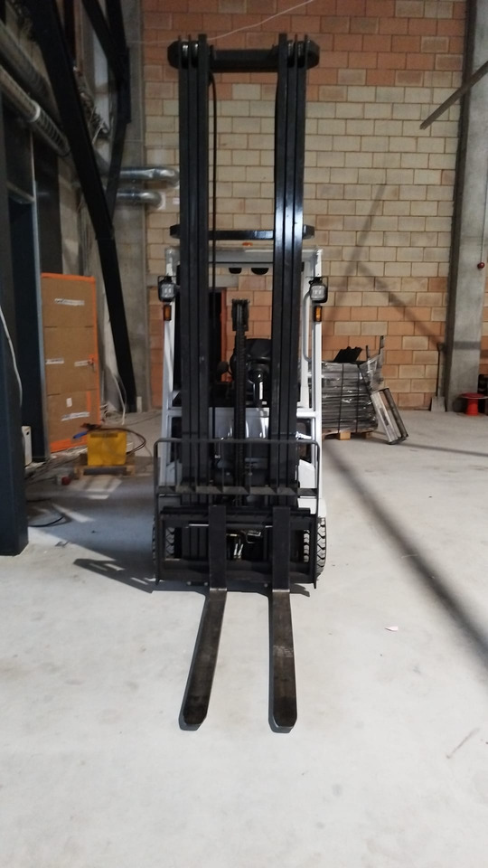 UNICARRIERS A2N1L16Q - Elektromos targonca: 4 kép. UNICARRIERS A2N1L16Q - Elektromos targonca: 4 kép.