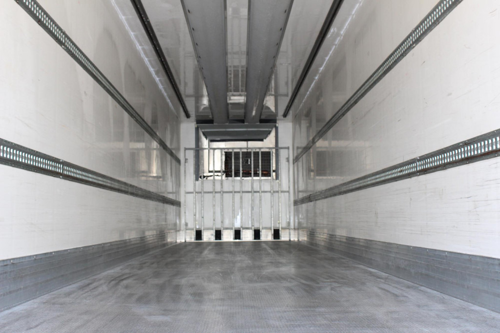 Chereau Thermo King SLXe 200 Aluboden FRC 06 2025 - Félpótkocsi hűtős: 2 kép. Chereau Thermo King SLXe 200 Aluboden FRC 06 2025 - Félpótkocsi hűtős: 2 kép.