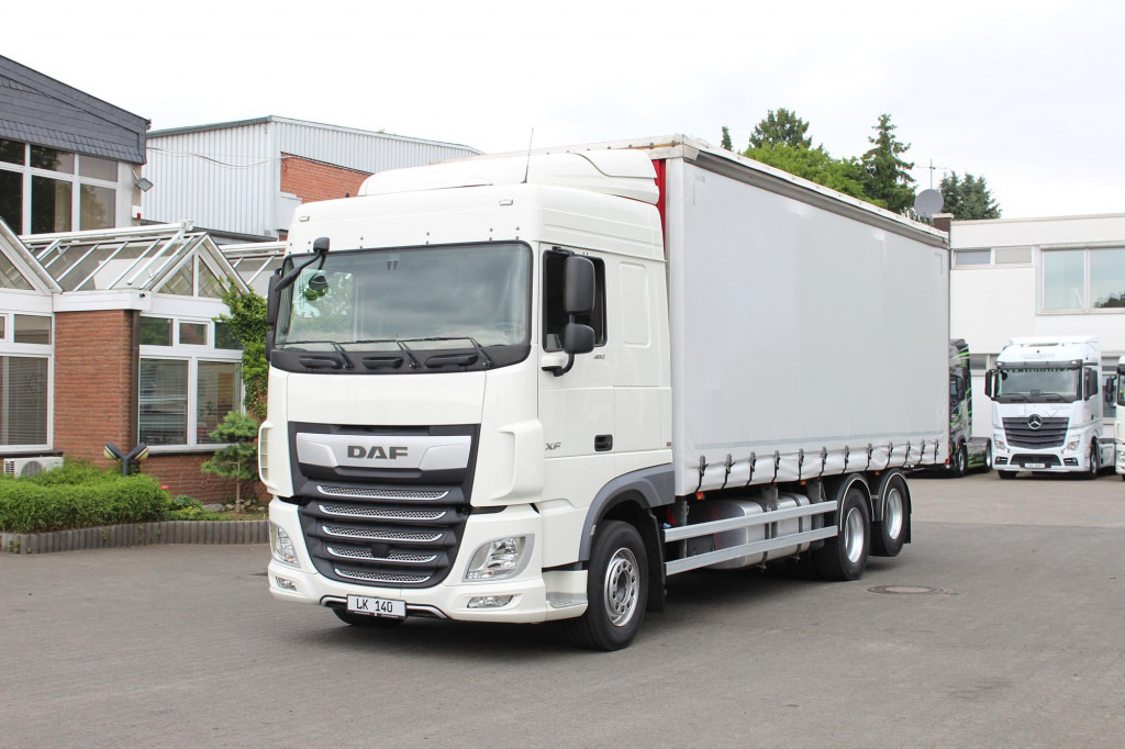 Daf XF 26.480 SC Plane Stapleraufnahme AHK Edscha - Ponyvás teherautó: 1 kép. Daf XF 26.480 SC Plane Stapleraufnahme AHK Edscha - Ponyvás teherautó: 1 kép.