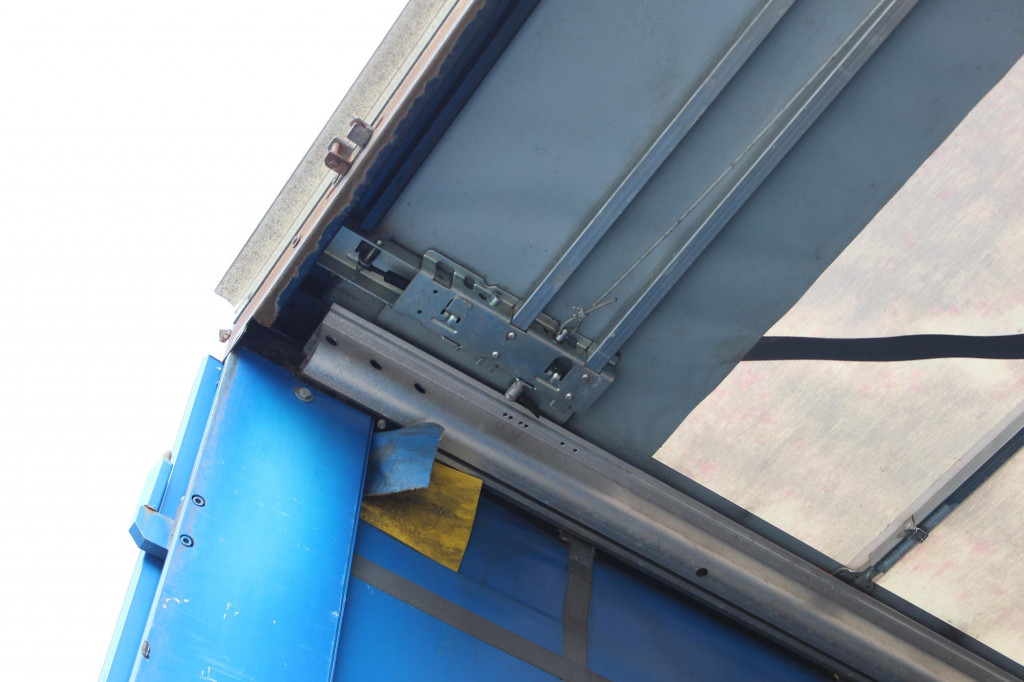 KOEGEL Standard Plane Liftachse Stapleraufnahme SAF - Ponyvás félpótkocsi: 4 kép. KOEGEL Standard Plane Liftachse Stapleraufnahme SAF - Ponyvás félpótkocsi: 4 kép.