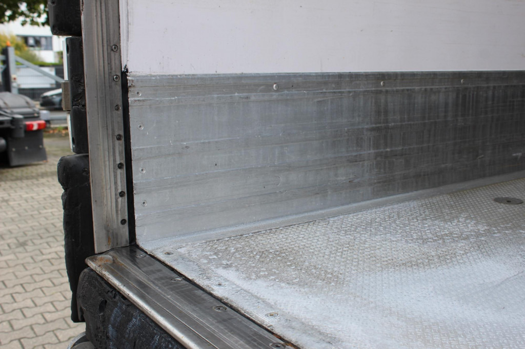 Lamberet TK SLXi Spectrum 2,65h Bi-Temp LBW FRC Aluboden - Félpótkocsi hűtős: 4 kép. Lamberet TK SLXi Spectrum 2,65h Bi-Temp LBW FRC Aluboden - Félpótkocsi hűtős: 4 kép.