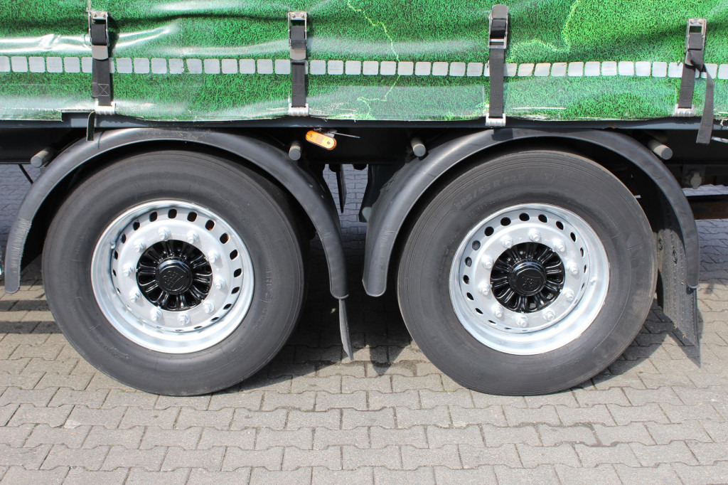 Lecitrailer Drehkranz 3-Achser Liftachse Stapler - Ponyvás pótkocsi: 5 kép. Lecitrailer Drehkranz 3-Achser Liftachse Stapler - Ponyvás pótkocsi: 5 kép.