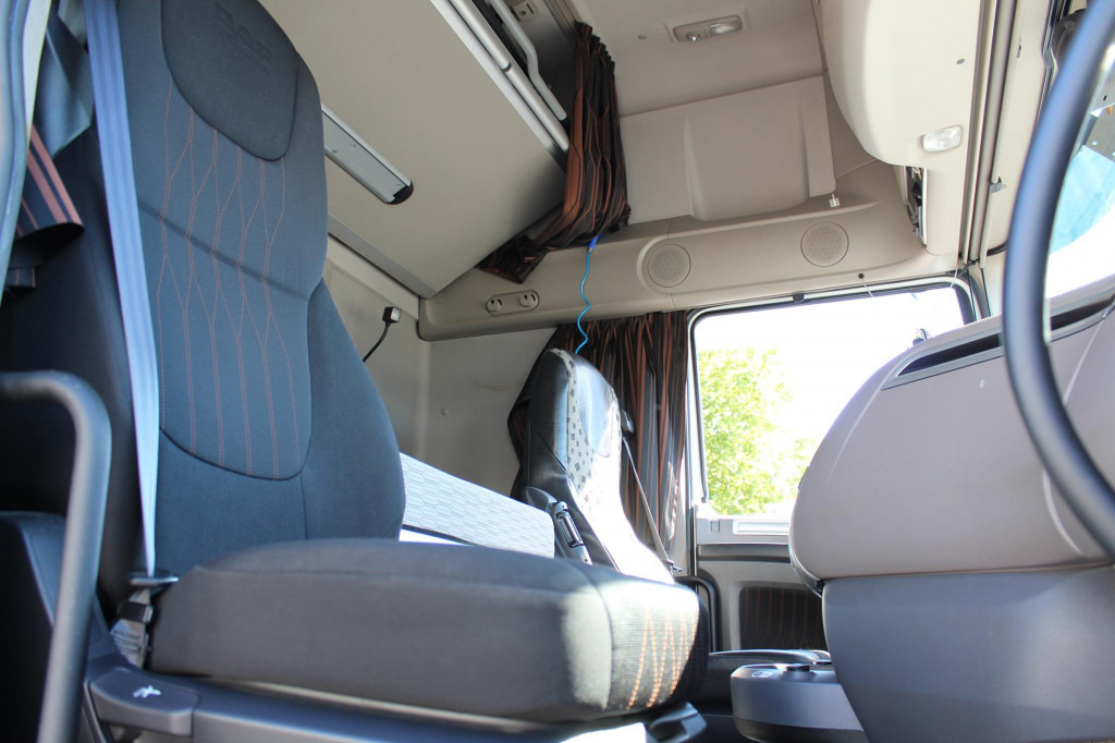 Daf 530 SSC Retarder Kühlbox 2 Tanks Standklima - Nyergesvontató: 3 kép. Daf 530 SSC Retarder Kühlbox 2 Tanks Standklima - Nyergesvontató: 3 kép.