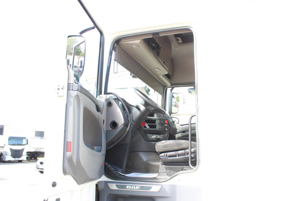 Daf XF 480 E6 Space Cab ACC LDW 2 Liegen - Nyergesvontató: 3 kép. Daf XF 480 E6 Space Cab ACC LDW 2 Liegen - Nyergesvontató: 3 kép.