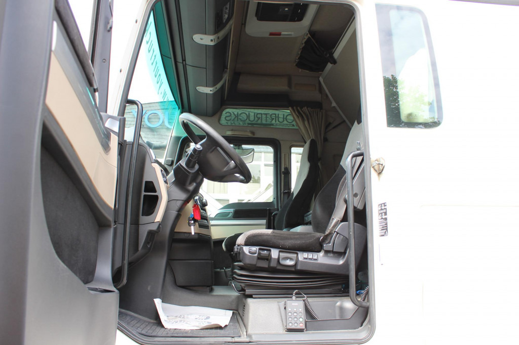 MAN TGX 18.460 E6 XXL Retarder Kühlbox Navi - Nyergesvontató: 5 kép. MAN TGX 18.460 E6 XXL Retarder Kühlbox Navi - Nyergesvontató: 5 kép.