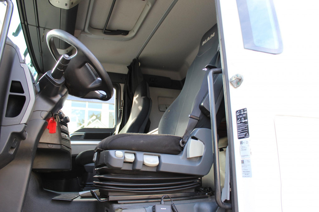 MAN TGX 18.480 E6 Flachdach 2 Tanks Retarder - Nyergesvontató: 3 kép. MAN TGX 18.480 E6 Flachdach 2 Tanks Retarder - Nyergesvontató: 3 kép.