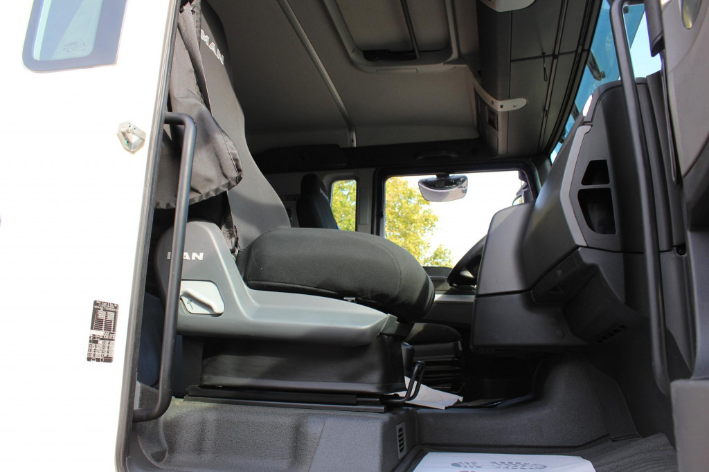 MAN TGX 18.480 E6 Flachdach 2 Tanks Retarder - Nyergesvontató: 2 kép. MAN TGX 18.480 E6 Flachdach 2 Tanks Retarder - Nyergesvontató: 2 kép.