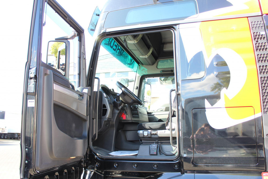 MAN TGX 18.480 XXL Retarder Standheizung - Nyergesvontató: 4 kép. MAN TGX 18.480 XXL Retarder Standheizung - Nyergesvontató: 4 kép.