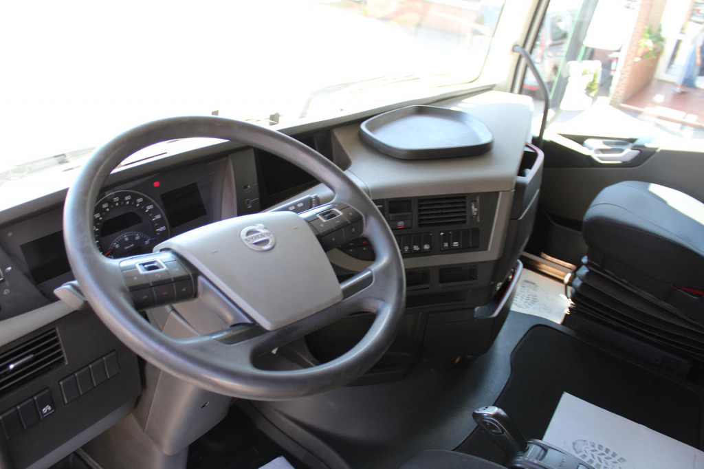 Volvo FH 460 E6 Globetrotter 2 Tanks i-Park Cool - Nyergesvontató: 4 kép. Volvo FH 460 E6 Globetrotter 2 Tanks i-Park Cool - Nyergesvontató: 4 kép.