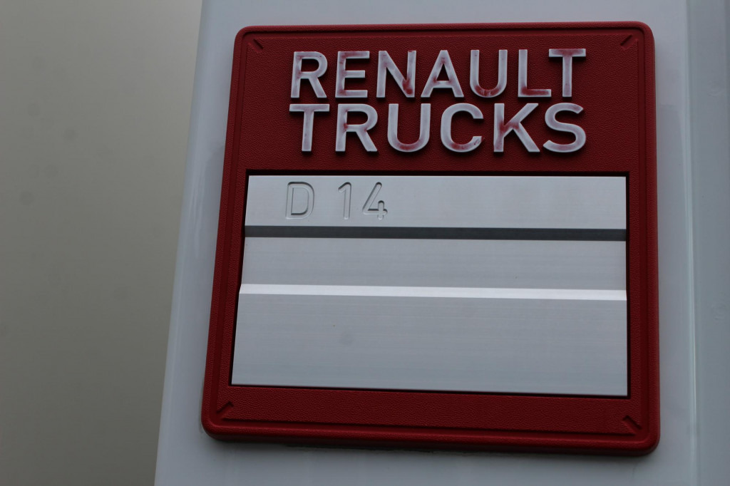 Renault D14 220E6 Laderbordwand nur 185 Tkm Klima - Dobozos felépítményű teherautó: 5 kép. Renault D14 220E6 Laderbordwand nur 185 Tkm Klima - Dobozos felépítményű teherautó: 5 kép.