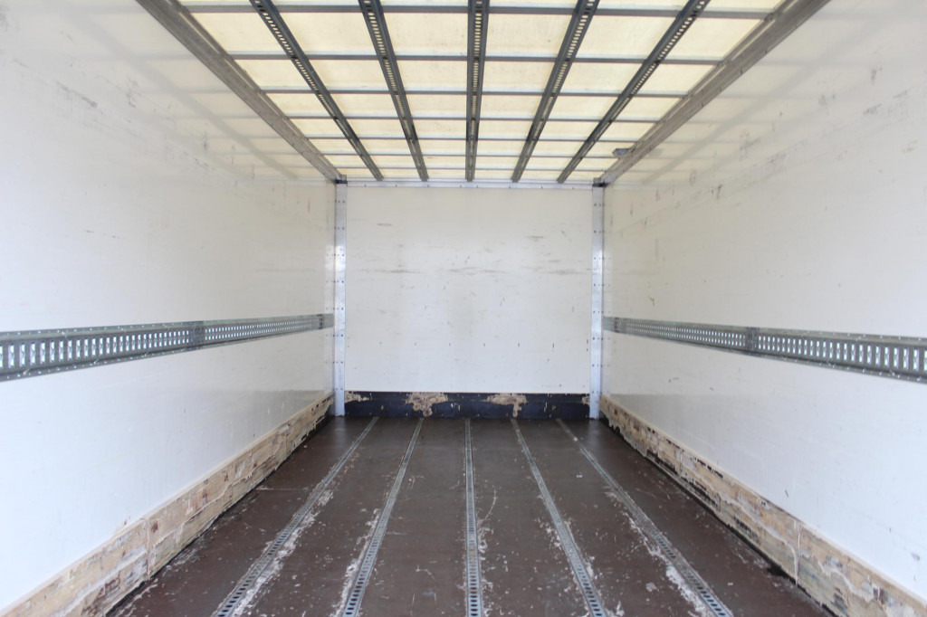 Renault D14 220E6 Laderbordwand nur 185 Tkm Klima - Dobozos felépítményű teherautó: 2 kép. Renault D14 220E6 Laderbordwand nur 185 Tkm Klima - Dobozos felépítményű teherautó: 2 kép.