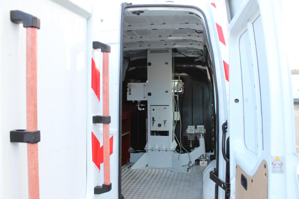 Renault Master Comilev 100TF1 10m Klima nur 167h HU-UVV - Emelőkosaras teherautó: 4 kép. Renault Master Comilev 100TF1 10m Klima nur 167h HU-UVV - Emelőkosaras teherautó: 4 kép.