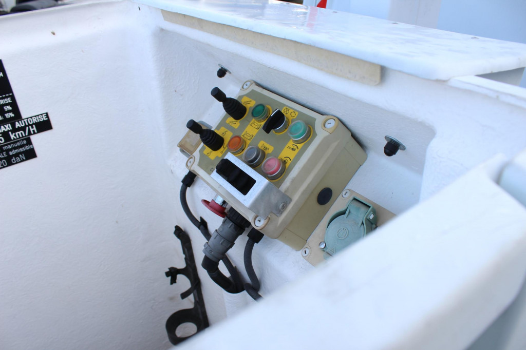 Renault Master Comilev 100TF1 10m Klima nur 167h HU-UVV - Emelőkosaras teherautó: 3 kép. Renault Master Comilev 100TF1 10m Klima nur 167h HU-UVV - Emelőkosaras teherautó: 3 kép.