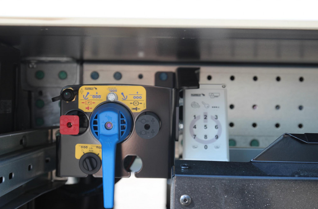 SCHMITZ Thermo King Spectrum A500 Bi-Temp DS Strom BB - Félpótkocsi hűtős: 5 kép. SCHMITZ Thermo King Spectrum A500 Bi-Temp DS Strom BB - Félpótkocsi hűtős: 5 kép.