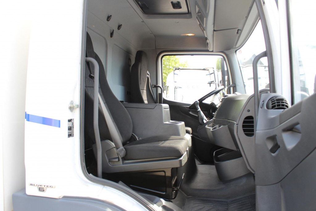 Mercedes-Benz Atego 1221 E6 Koffer Klima LDW Schalter LBW - Teherautó: 4 kép. Mercedes-Benz Atego 1221 E6 Koffer Klima LDW Schalter LBW - Teherautó: 4 kép.