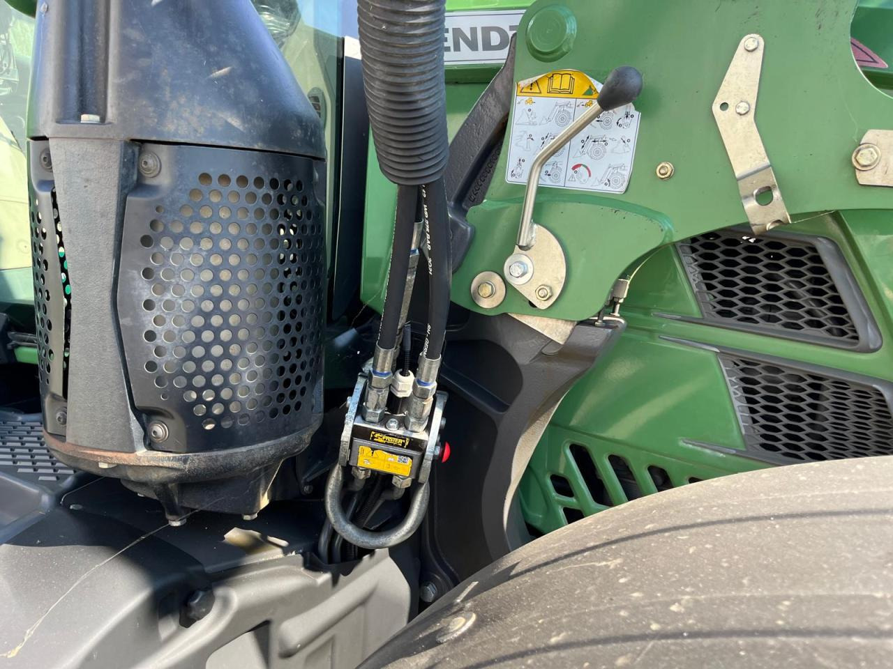 Fendt Frontlader Cargo 4X80 mit Konsole Vario 500 700 - Adapterek: 5 kép. Fendt Frontlader Cargo 4X80 mit Konsole Vario 500 700 - Adapterek: 5 kép.