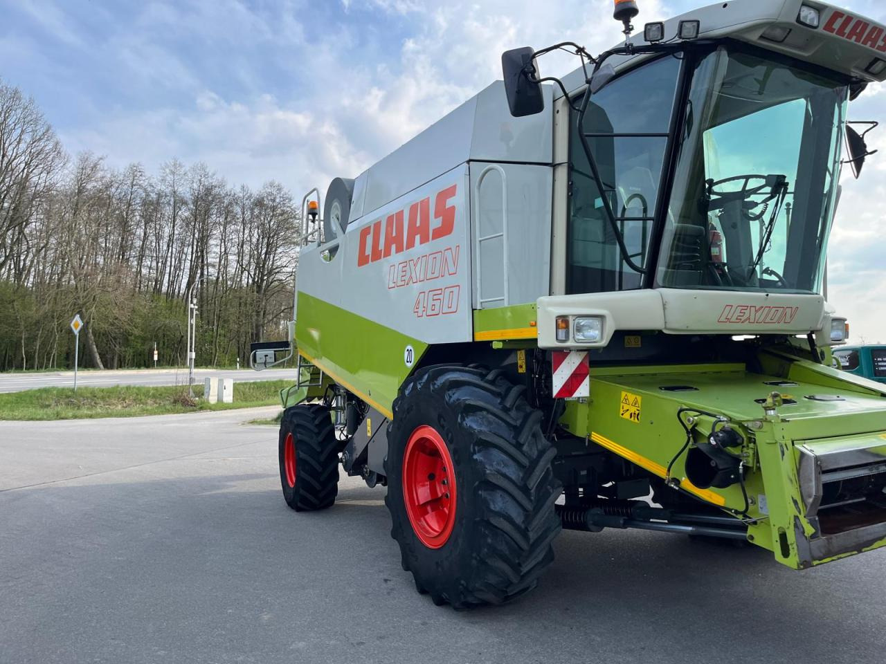 CLAAS Lexion 460 mit Schneidwerk V660, 3D-Kamera, Raps, Bj. 2001 - Kombájn: 4 kép. CLAAS Lexion 460 mit Schneidwerk V660, 3D-Kamera, Raps, Bj. 2001 - Kombájn: 4 kép.